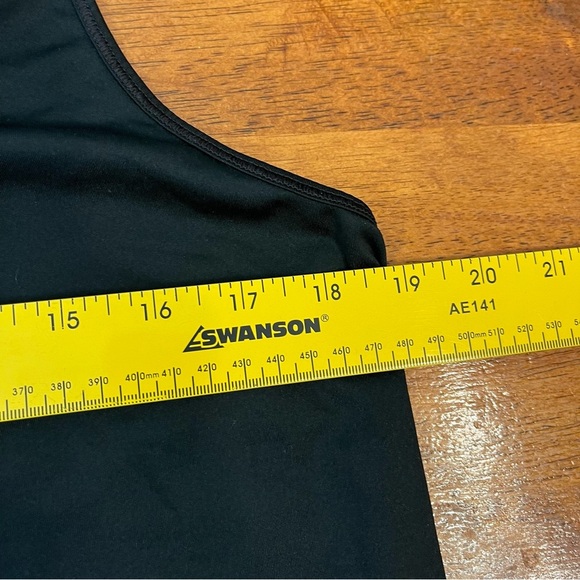 Under Armour Women’s tank top black athletic no size tag measures like medium - Picture 7 of 8